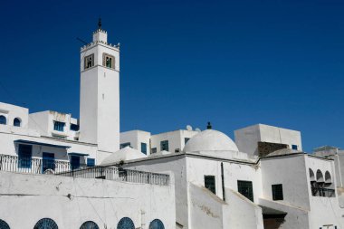 Eski Sidi Bou kasabasındaki Sidi Bou Camii Kuzey Afrika, Tunus 'un kuzeyindeki Tunus yakınlarındaki Sidi Bou Said, Mart 2009