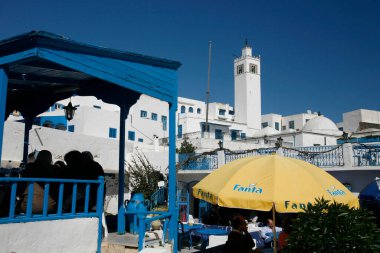Eski Sidi Bou kasabasındaki Sidi Bou Camii Kuzey Afrika, Tunus 'un kuzeyindeki Tunus yakınlarındaki Sidi Bou Said, Mart 2009