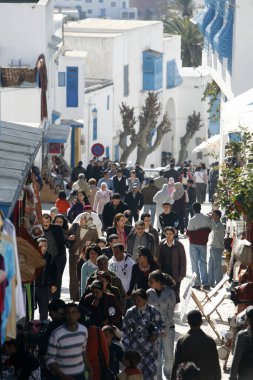 Kuzey Afrika, Tunus, Tunus, Sidi Bou Sair, Mart 2009 'da Tunus' un kuzeyindeki Sidi Bou Sair kasabasındaki Marketstreet 'teki insanlar,