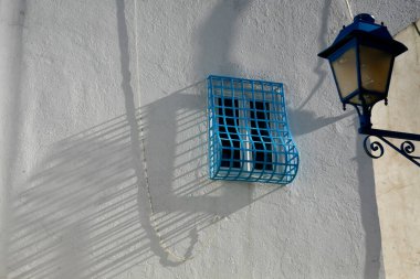 Kuzey Afrika, Tunus, Tunus, Sidi Bou Sair, Mart 2009 'da Tunus' un kuzeyindeki Sidi Bou Sair şehrinin eski bir sokağındaki geleneksel bir pencere.