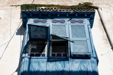 Kuzey Afrika, Tunus, Tunus, Sidi Bou Sair, Mart 2009 'da Tunus' un kuzeyindeki Sidi Bou Sair şehrinin eski bir sokağındaki geleneksel bir pencere.