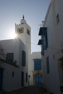 Eski Sidi Bou kasabasındaki Sidi Bou Camii Kuzey Afrika, Tunus 'un kuzeyindeki Tunus yakınlarındaki Sidi Bou Said, Mart 2009