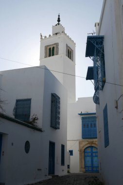 Eski Sidi Bou kasabasındaki Sidi Bou Camii Kuzey Afrika, Tunus 'un kuzeyindeki Tunus yakınlarındaki Sidi Bou Said, Mart 2009