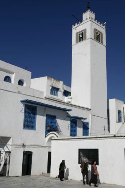Eski Sidi Bou kasabasındaki Sidi Bou Camii Kuzey Afrika, Tunus 'un kuzeyindeki Tunus yakınlarındaki Sidi Bou Said, Mart 2009