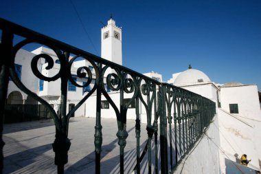 Eski Sidi Bou kasabasındaki Sidi Bou Camii Kuzey Afrika, Tunus 'un kuzeyindeki Tunus yakınlarındaki Sidi Bou Said, Mart 2009