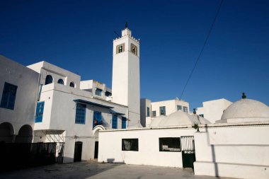 Eski Sidi Bou kasabasındaki Sidi Bou Camii Kuzey Afrika, Tunus 'un kuzeyindeki Tunus yakınlarındaki Sidi Bou Said, Mart 2009