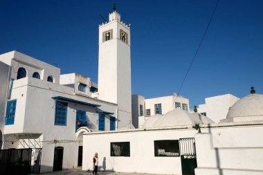 Eski Sidi Bou kasabasındaki Sidi Bou Camii Kuzey Afrika, Tunus 'un kuzeyindeki Tunus yakınlarındaki Sidi Bou Said, Mart 2009