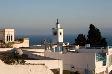 Eski Sidi Bou kasabasındaki Sidi Bou Camii Kuzey Afrika, Tunus 'un kuzeyindeki Tunus yakınlarındaki Sidi Bou Said, Mart 2009