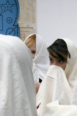 Tunuslu Müslüman Kadınlar geleneksel Tunus kıyafetleriyle Kuzey Afrika Tunus 'un kuzeyindeki Tunus şehri yakınlarındaki Sidi Bou Said Eski Kasabası' nda, Mart 2009 'da Sidi Bou Said