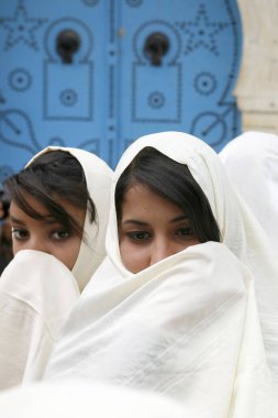 Tunuslu Müslüman Kadınlar geleneksel Tunus kıyafetleriyle Kuzey Afrika Tunus 'un kuzeyindeki Tunus şehri yakınlarındaki Sidi Bou Said Eski Kasabası' nda, Mart 2009 'da Sidi Bou Said