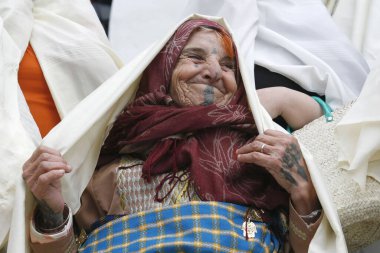 Tunuslu Müslüman Kadınlar geleneksel Tunus kıyafetleriyle Kuzey Afrika Tunus 'un kuzeyindeki Tunus şehri yakınlarındaki Sidi Bou Said Eski Kasabası' nda, Mart 2009 'da Sidi Bou Said