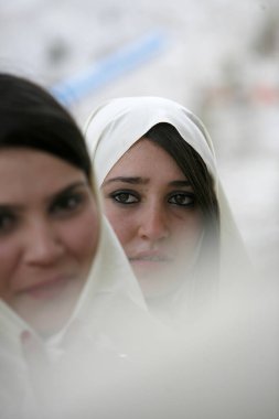 Tunuslu Müslüman Kadınlar geleneksel Tunus kıyafetleriyle Kuzey Afrika Tunus 'un kuzeyindeki Tunus şehri yakınlarındaki Sidi Bou Said Eski Kasabası' nda, Mart 2009 'da Sidi Bou Said