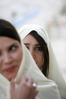 Tunuslu Müslüman Kadınlar geleneksel Tunus kıyafetleriyle Kuzey Afrika Tunus 'un kuzeyindeki Tunus şehri yakınlarındaki Sidi Bou Said Eski Kasabası' nda, Mart 2009 'da Sidi Bou Said