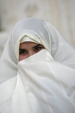 Tunuslu Müslüman Kadınlar geleneksel Tunus kıyafetleriyle Kuzey Afrika Tunus 'un kuzeyindeki Tunus şehri yakınlarındaki Sidi Bou Said Eski Kasabası' nda, Mart 2009 'da Sidi Bou Said