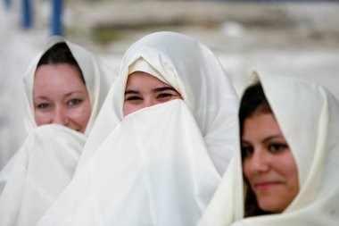 Tunuslu Müslüman Kadınlar geleneksel Tunus kıyafetleriyle Kuzey Afrika Tunus 'un kuzeyindeki Tunus şehri yakınlarındaki Sidi Bou Said Eski Kasabası' nda, Mart 2009 'da Sidi Bou Said