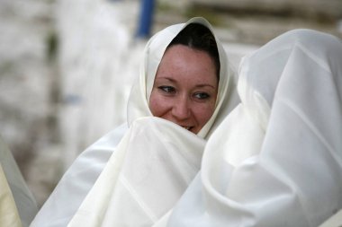Tunuslu Müslüman Kadınlar geleneksel Tunus kıyafetleriyle Kuzey Afrika Tunus 'un kuzeyindeki Tunus şehri yakınlarındaki Sidi Bou Said Eski Kasabası' nda, Mart 2009 'da Sidi Bou Said