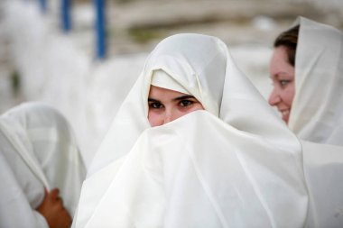 Tunuslu Müslüman Kadınlar geleneksel Tunus kıyafetleriyle Kuzey Afrika Tunus 'un kuzeyindeki Tunus şehri yakınlarındaki Sidi Bou Said Eski Kasabası' nda, Mart 2009 'da Sidi Bou Said