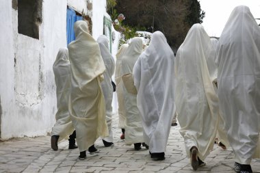 Tunuslu Müslüman Kadınlar geleneksel Tunus kıyafetleriyle Kuzey Afrika Tunus 'un kuzeyindeki Tunus şehri yakınlarındaki Sidi Bou Said Eski Kasabası' nda, Mart 2009 'da Sidi Bou Said