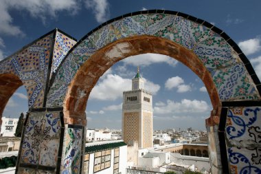 Tunus 'un kuzeyindeki Medine' deki Ez Zitouna veya El Zaytuna Camii, Kuzey Afrika, Tunus, Sidi Bou Sair, Mart 2009