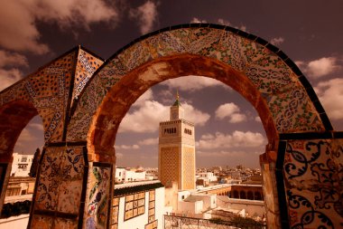 Tunus 'un kuzeyindeki Medine' deki Ez Zitouna veya El Zaytuna Camii, Kuzey Afrika, Tunus, Sidi Bou Sair, Mart 2009