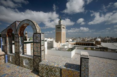 Tunus 'un kuzeyindeki Medine' deki Ez Zitouna veya El Zaytuna Camii, Kuzey Afrika, Tunus, Sidi Bou Sair, Mart 2009