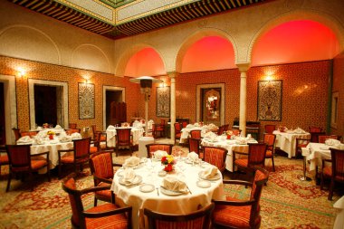 Tunus 'un kuzeyindeki Eski Tunus, Tunus, Tunus, Sidi Bou Sair, Mart 2009' da Souq, Market veya Pazar 'da geleneksel bir Saray Restoranı.