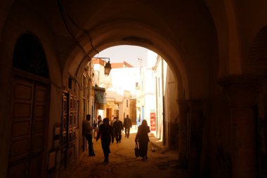 Tunus 'un kuzeyinde, Kuzey Afrika' da, Tunus 'ta, Sidi Bou Sair' de bir ara sokak, Mart 2009