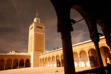 Tunus 'un kuzeyindeki Medine' deki Ez Zitouna veya El Zaytuna Camii, Kuzey Afrika, Tunus, Sidi Bou Sair, Mart 2009