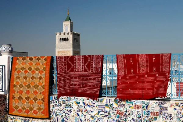 北アフリカのチュニジア北部のチュニス旧市街のメディナにあるEz ZitounaまたはAl Zaytuna Mosqueの前のカーペットショップと生産 チュニジア Sidi Bou Sair 2009年3月 — ストック写真