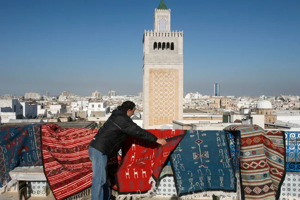 北アフリカのチュニジア北部のチュニス旧市街のメディナにあるEz ZitounaまたはAl Zaytuna Mosqueの前のカーペットショップと生産 チュニジア Sidi Bou Sair 2009年3月 — ストック写真