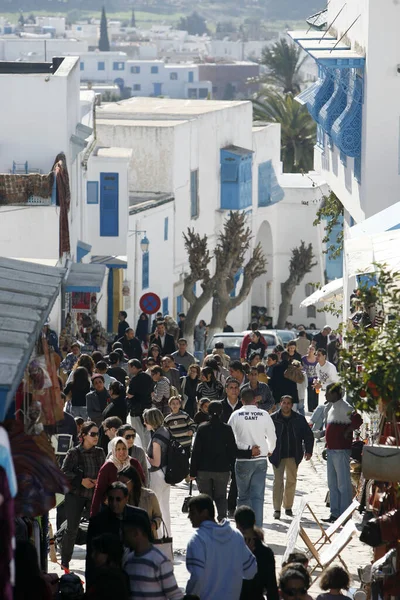 シディ ブーの旧市街の市場の人々は 北アフリカ チュニジア シディ 2009年3月にチュニジア北部のチュニス市の近くで言いました — ストック写真