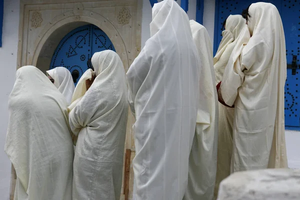 Tunisisk Muselman Kvinnor Traditionell Tunisien Kläder Gamla Stan Sidi Bou — Stockfoto