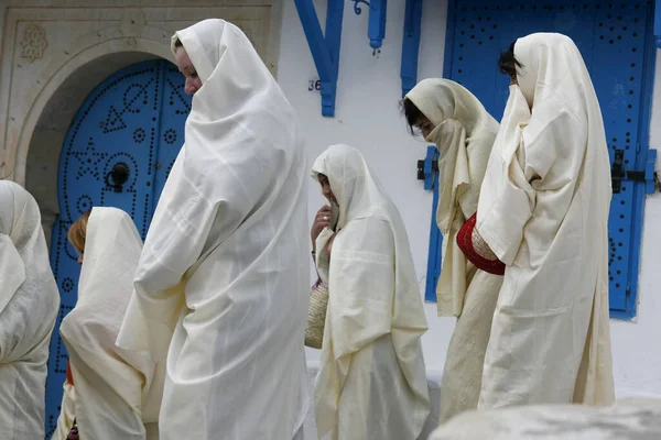 Tunezyjskie Muzułmańskie Kobiety Tradycyjnych Strojach Tunezyjskich Starym Mieście Sidi Bou — Zdjęcie stockowe