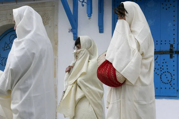 Tunisisk Muselman Kvinnor Traditionell Tunisien Kläder Gamla Stan Sidi Bou — Stockfoto