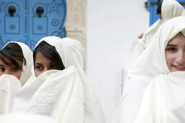 Mujeres Musulmanas Tunecinas Vestidas Con Ropa Tradicional Tunecina Casco Antiguo — Foto de Stock