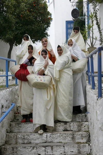 Femmes Musulmanes Tunisiennes Vêtues Vêtements Traditionnels Tunisiens Dans Vieille Ville — Photo