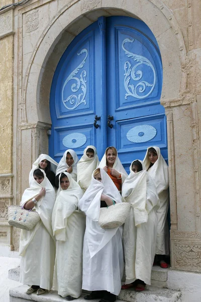 Tunísia Mulheres Muçulmanas Roupas Tradicionais Tunísia Cidade Velha Sidi Bou — Fotografia de Stock