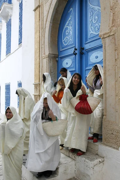 Femmes Musulmanes Tunisiennes Vêtues Vêtements Traditionnels Tunisiens Dans Vieille Ville — Photo