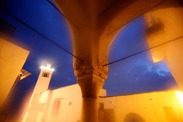 シディ ブーのモスクはシディ ブーの旧市街で言った北アフリカ チュニジア シディ 2009年3月にチュニジアの北部のチュニス市の近くに言った — ストック写真