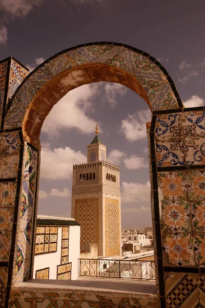 北アフリカのチュニジア北部のチュニス旧市街のメディナにあるEz ZitounaまたはAl Zaytunaモスク チュニジア Sidi Bou Sair 2009年3月 — ストック写真