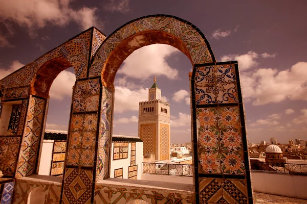 北アフリカのチュニジア北部のチュニス旧市街のメディナにあるEz ZitounaまたはAl Zaytunaモスク チュニジア Sidi Bou Sair 2009年3月 — ストック写真