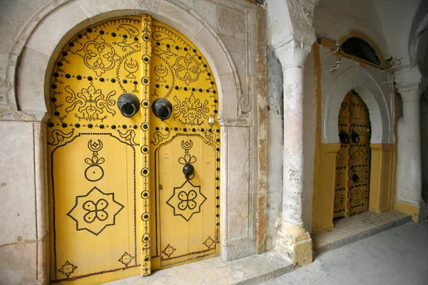 Uma Porta Tunisiana Tradicional Uma Rua Comercial Gold Souq Mercado — Fotografia de Stock