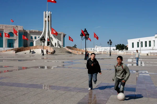 Des Enfants Jouent Football Sur Place Kasbah Dans Ville Tunis — Photo