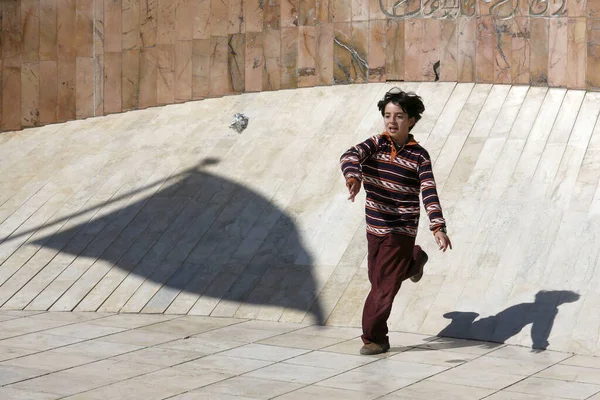 Crianças Jogam Handebol Praça Kasbah Cidade Túnis Norte Tunísia Norte — Fotografia de Stock