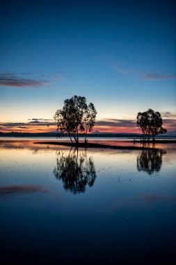 Tayland 'ın Ubon Ratchathani ilindeki Khong Chiam kasabası yakınlarındaki Sirindhorn Barajı' nda gün doğumu. Tayland, Khong Chiam, 1 Aralık 2023