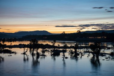 Tayland 'ın Ubon Ratchathani ilindeki Khong Chiam kasabasında Mekong Nehri ve Mun Nehri' nin kesiştiği yer. Tayland, Khong Chiam, 2 Aralık 2023