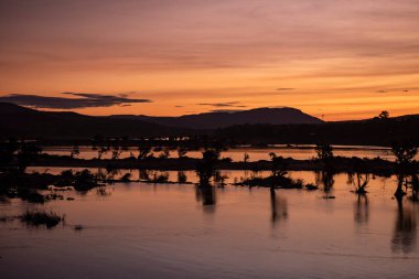Tayland 'ın Ubon Ratchathani ilindeki Khong Chiam kasabasında Mekong Nehri ve Mun Nehri' nin kesiştiği yer. Tayland, Khong Chiam, 2 Aralık 2023