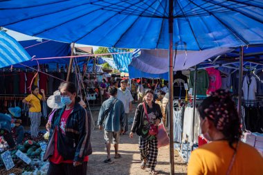Tayland 'ın Ubon Ratchathani ilindeki Khong Chiam kasabasındaki Cumartesi Sınırı Lao Marketi' ndeki insanlar. Tayland, Khong Chiam, 2 Aralık 2023