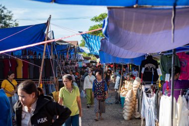 Tayland 'ın Ubon Ratchathani ilindeki Khong Chiam kasabasındaki Cumartesi Sınırı Lao Marketi' ndeki insanlar. Tayland, Khong Chiam, 2 Aralık 2023