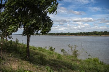Tayland 'ın Ubon Ratchathani ilindeki Khemarat kasabasındaki Mekong Nehri' nin manzarası. Tayland, Khemmarat, 26 Kasım 2023